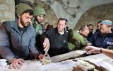 Le chef du Conseil régional de Samarie, Yossi Dagan, au centre, lors d'une intervention exceptionnelle, en plein jour, pour restaurer le tombeau de Joseph en Cisjordanie, le 13 avril 2022. (Crédit : Roee Chedi/Conseil régional de Samarie)