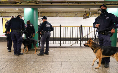Des policiers patrouillant dans une station de métro à New York après une fusillade de masse dans une station de Brooklyn, le 12 avril 2022. (Crédit : Seth Wenig/AP)