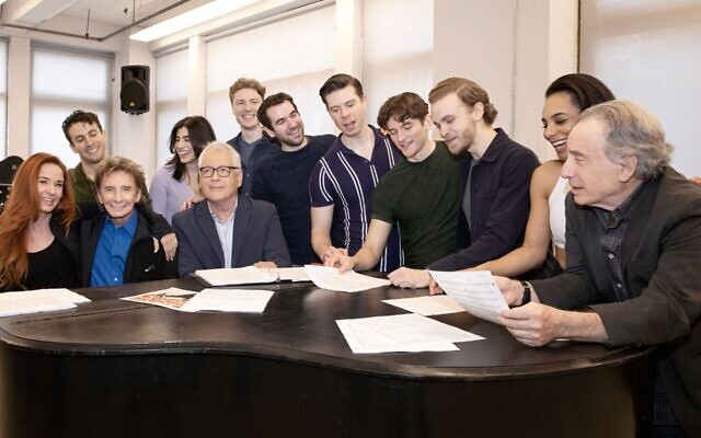 Barry Manilow, Bruce Sussman et la distribution de 'Harmony'. (Crédit : Julieta Cervantes/JTA)