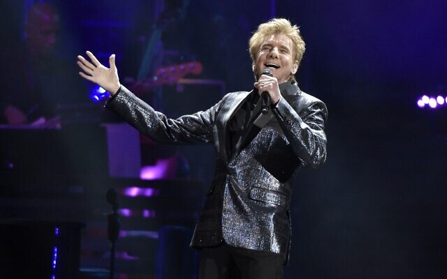 Barry Manilow à l'Allstate Arena, à Rosemont, IL, le samedi 29 juillet 2017. (Crédit : Rob Grabowski/Invision/AP)