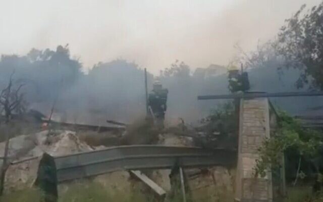 Capture d'écran de la vidéo d'un incendie mortel dans le village d'Adama, le 18 avril 2022. (Crédit : Walla) Capture d'écran de la vidéo d'un incendie mortel dans le village d'Adama, le 18 avril 2022. (Crédit : Walla)