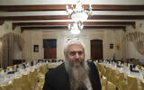 Moshe Reuven Azman, grand rabbin d'Ukraine, attendant des invités avant le Seder de Pessah dans une synagogue de Kiev, en Ukraine, le 15 avril 2022. (Crédit : Evgeniy Maloletka/AP)