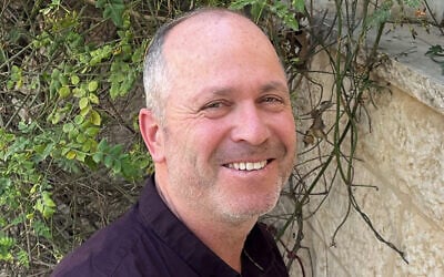 Le journaliste d'Israel Hayom Ariel Kahana. (Crédit : Autorisation)