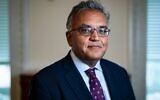 Le coordinateur de la réponse au coronavirus COVID-19 de la Maison Blanche, Ashish Jha, posant pour des portraits dans son bureau à la Maison Blanche, le 8 avril 2022. (Crédit: Jabin Botsford/The Washington Post/Getty Images/JTA)