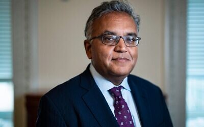 Le coordinateur de la réponse au coronavirus COVID-19 de la Maison Blanche, Ashish Jha, posant pour des portraits dans son bureau à la Maison Blanche, le 8 avril 2022. (Crédit: Jabin Botsford/The Washington Post/Getty Images/JTA)
