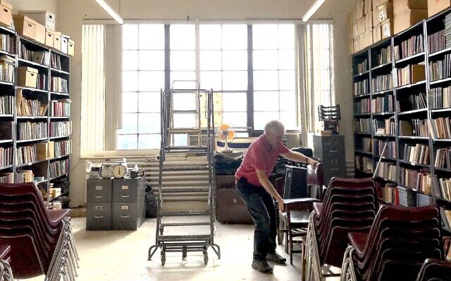 L'acteur yiddish Hy Wolfe dirige le CYCO, le centre du livre yiddish à Long Island City, dans le Queens. (Crédit : Julia Gergely/ JTA)