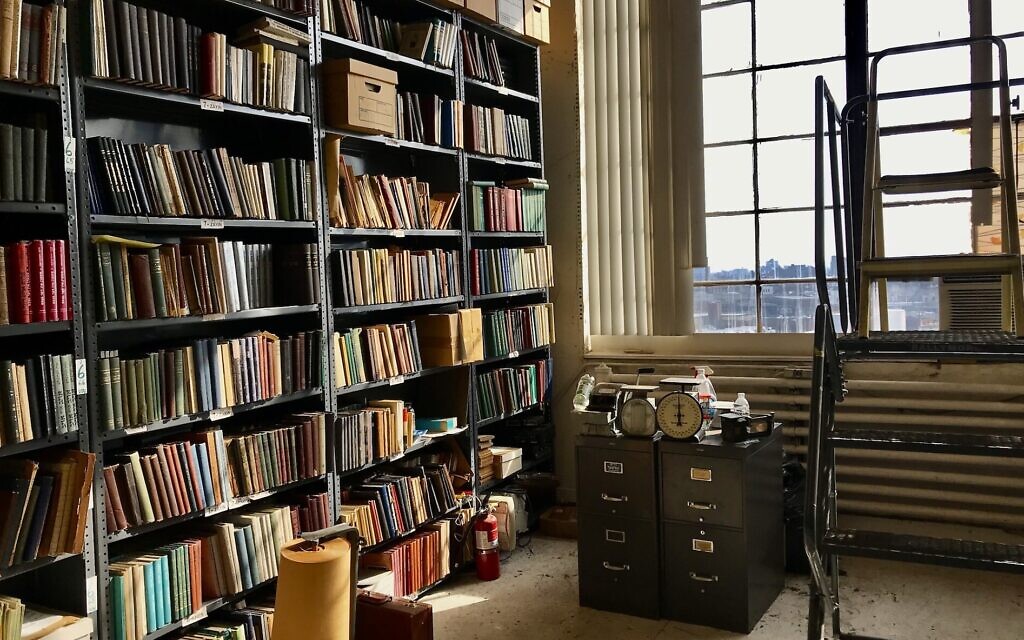 Les étagères du SCOCI contiennent quelque 80 000 livres yiddish. (Crédit : Julia Gergely/JTA)