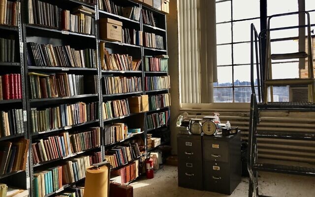 Les étagères du SCOCI contiennent quelque 80 000 livres yiddish. (Crédit : Julia Gergely/JTA)