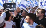 Le député Itamar Ben Gvir et des militants de droite à une « Marche du drapeau », qui devait rallier la Vieille Ville de Jérusalem, mais qui s’est arrêtée place Tzahal, le 20 avril 2022. (Crédit : Yonatan Sindel/Flash90)