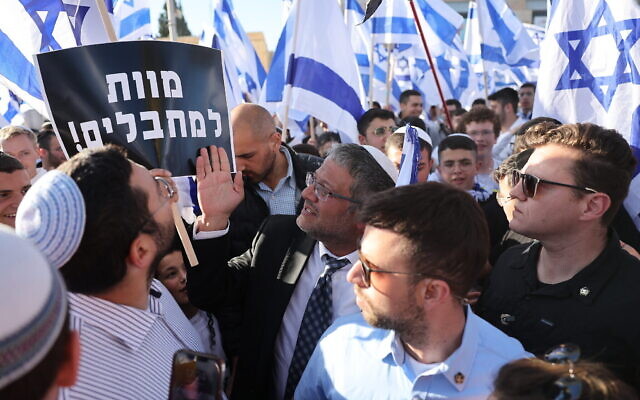 Le député Itamar Ben Gvir et des militants de droite à une « Marche du drapeau », qui devait rallier la Vieille Ville de Jérusalem, mais qui s’est arrêtée place Tzahal, le 20 avril 2022. (Crédit : Yonatan Sindel/Flash90)