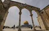 Vue d'ensemble de la mosquée du Dôme du Rocher dans le complexe du Mont du Temple à Jérusalem, le 18 avril 2022. (Crédit : Ahmad Gharabli/AFP)