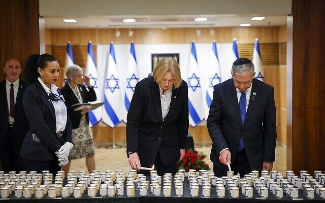 La présidente du Bundestag, Barbel Bas, allume une bougie à la Knesset le 28 avril 2022, dans le cadre des activités marquant la Journée commémorative de la Shoah en Israël. (Crédit : Noam Moskovitz/Knesset)