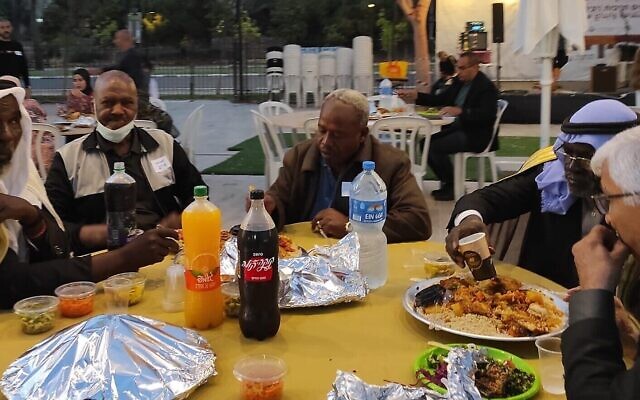 Une célébration conjointe de l'Iftar et de la Mimouna à Beer Sheva le 23 avril 2022. (Crédit : Autorisation Hagar) Une célébration conjointe de l'Iftar et de la Mimouna à Beer Sheva le 23 avril 2022. (Crédit : Autorisation Hagar)