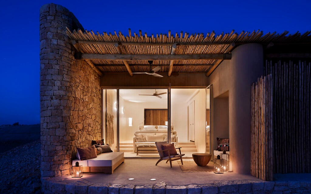 Vue d'une suite du Six Senses Shaharut, qui a ouvert ses portes en août 2021 dans le désert du Neguev, en Israël.