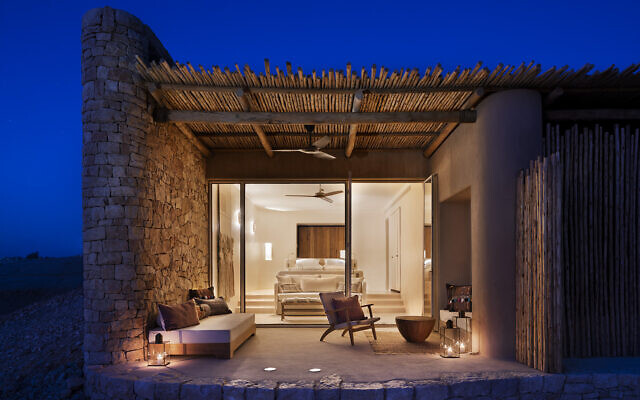 Vue d'une suite du Six Senses Shaharut, qui a ouvert ses portes en août 2021 dans le désert du Neguev, en Israël.