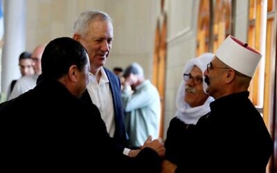 Le ministre de la Défense Benny Gantz rencontre des responsables druzes lors des célébrations de Nabi Shuayb sur la tombe du prophète Jethro dans le nord d'Israël, le 25 avril 2022. (Crédit : Elad Malka/Ministère de la Défense)
