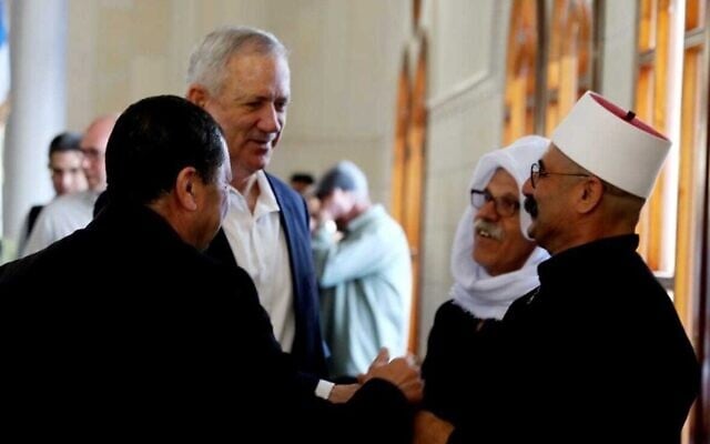 Le ministre de la Défense Benny Gantz rencontre des responsables druzes lors des célébrations de Nabi Shuayb sur la tombe du prophète Jethro dans le nord d'Israël, le 25 avril 2022. (Crédit : Elad Malka/Ministère de la Défense) Le ministre de la Défense Benny Gantz rencontre des responsables druzes lors des célébrations de Nabi Shuayb sur la tombe du prophète Jethro dans le nord d'Israël, le 25 avril 2022. (Crédit : Elad Malka/Ministère de la Défense)