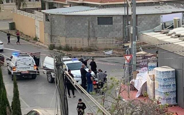 La police sur les lieux d'une fusillade mortelle à Qalansawe, le 23 avril 2022. (Crédit : Autorisation)