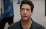David Schwimmer dans une publicité pour la société d'investissement Meitav, avril 2022. (Crédit : Capture d'écran)