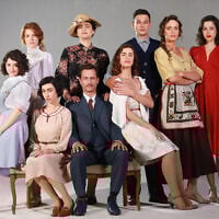 Une photo de groupe des acteurs principaux du nouveau mélodrame en costumes "The Beauty Queen of Jerusalem", qui sera diffusé sur Netflix le 20 mai 2022 (Crédit : Autorisation Yes Studios).