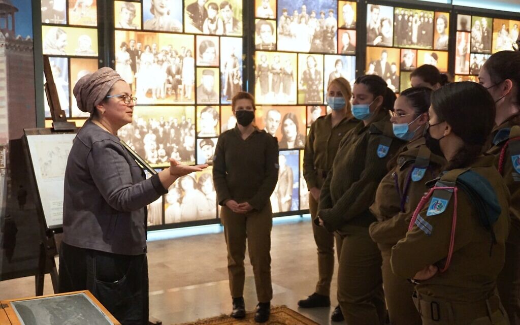 Shani Lourie-Farhi s'adresse à des soldats au centre éducatif sur la Shoah de Yad Vashem, sur la base d'entraînement militaire d'Ir Habahadim, dans le sud d'Israël, en avril 2022. (Crédit : Emanuel Fabian/The Times of Israel)