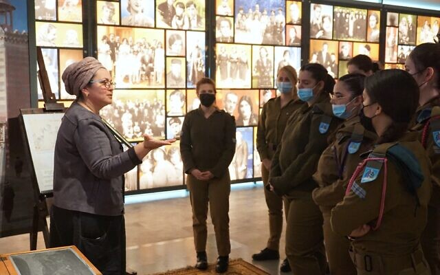 Shani Lourie-Farhi s'adresse à des soldats au centre éducatif sur la Shoah de Yad Vashem, sur la base d'entraînement militaire d'Ir Habahadim, dans le sud d'Israël, en avril 2022. (Crédit : Emanuel Fabian/The Times of Israel)