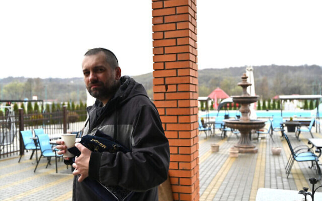Akivah Artamonov boit un café après la prière au camp de réfugiés d'Irshava, en Ukraine, le 5 avril 2021. (Crédit : Cnaan Liphshiz/ JTA)