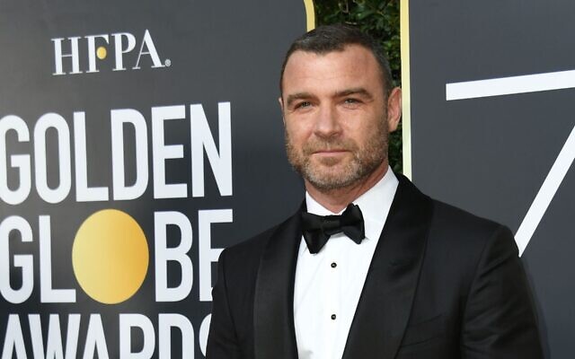 L'acteur Liev Schreiber arrive pour la 75e cérémonie des Golden Globe Awards à Beverly Hills, en Californie, le 7 janvier 2018. (Crédit: Valérie Macon/AFP via Getty Images via la JTA) L'acteur Liev Schreiber arrive pour la 75e cérémonie des Golden Globe Awards à Beverly Hills, en Californie, le 7 janvier 2018. (Crédit: Valérie Macon/AFP via Getty Images via la JTA)