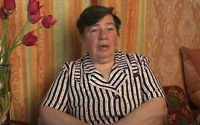 Vanda Semyonovna Obiedkova enregistre son témoignage de survivante de la Shoah pour la USC Shoah Foundation en 1998. (Crédit : Capture d’écran via la JTA) Vanda Semyonovna Obiedkova enregistre son témoignage de survivante de la Shoah pour la USC Shoah Foundation en 1998. (Crédit : Capture d’écran via la JTA)