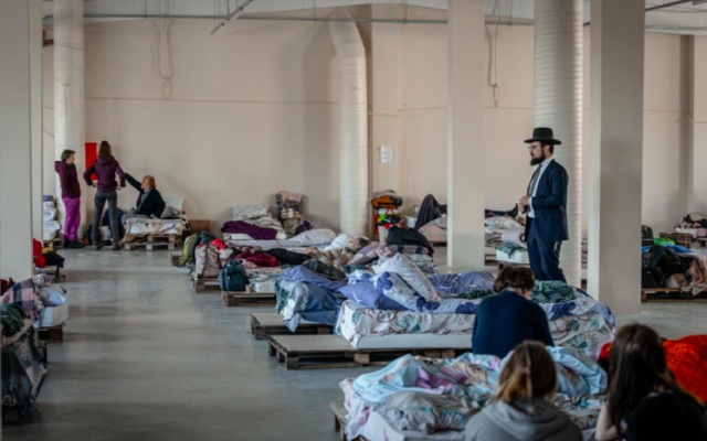 Le centre d’hébergement pour les réfugiés juifs d’Ukraine à Chisinau, en Moldavie, que le rabbin Shimshon Yizikson, membre de la Conférence des rabbins européens, visite quotidiennement. (Crédit : Conférence des rabbins européens)