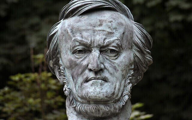 Photo du 16 juillet 2008 donnant à voir le buste de Richard Wagner, par le sculpteur allemand Arno Breker, exposé dans un parc à proximité de l’opéra du festival à Bayreuth, dans le sud de l’Allemagne. (Crédit : AP Photo/Eckehard Schulz,fichier) Photo du 16 juillet 2008 donnant à voir le buste de Richard Wagner, par le sculpteur allemand Arno Breker, exposé dans un parc à proximité de l’opéra du festival à Bayreuth, dans le sud de l’Allemagne. (Crédit : AP Photo/Eckehard Schulz,fichier)