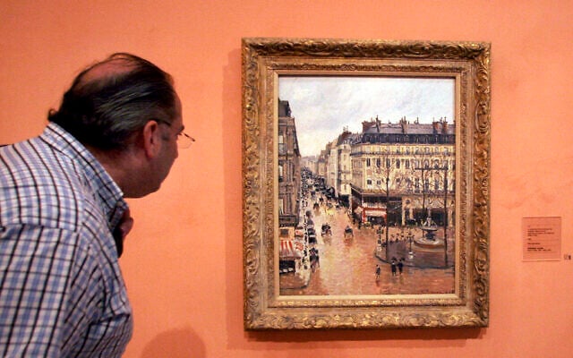 Cette photo d'archive du 12 mai 2005 montre un visiteur regardant le tableau impressionniste intitulé "Rue St.-Honoré, après-midi, effet de pluie" peint en 1897 par Camille Pissarro, exposé au musée Thyssen-Bornemisza à Madrid. (Crédit: AP Photo/Mariana Eliano, Dossier) Cette photo d'archive du 12 mai 2005 montre un visiteur regardant le tableau impressionniste intitulé "Rue St.-Honoré, après-midi, effet de pluie" peint en 1897 par Camille Pissarro, exposé au musée Thyssen-Bornemisza à Madrid. (Crédit: AP Photo/Mariana Eliano, Dossier)