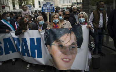 Des manifestants défilant avec une banderole de Sarah Halimi, femme juive assassinée, à Marseille, dans le sud de la France, le 25 avril 2021. (Crédit : Daniel Cole/AP Photo)