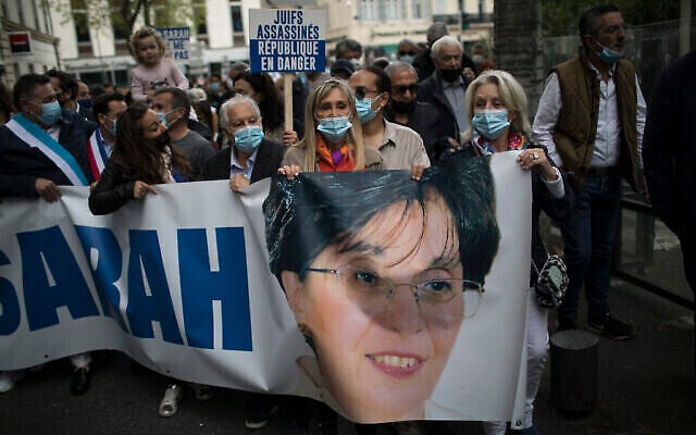 Des manifestants défilant avec une banderole de Sarah Halimi, femme juive assassinée, à Marseille, dans le sud de la France, le 25 avril 2021. (Crédit : Daniel Cole/AP Photo) Des manifestants défilant avec une banderole de Sarah Halimi, femme juive assassinée, à Marseille, dans le sud de la France, le 25 avril 2021. (Crédit : Daniel Cole/AP Photo)