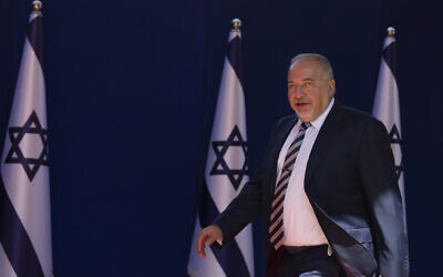 Le ministre israélien des Finances, Avigdor Liberman arrive pour une photo de groupe avec les autres ministres du nouveau gouvernement à la résidence du président à Jérusalem, le 14 juin 2021. (Crédit : AP Photo/Maya Alleruzzo)