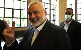 Le chef du Hamas, Ismaïl Haniyeh, exhibant le signe de la victoire avant de s'adresser aux journalistes après sa rencontre avec le président du Parlement libanais, Nabih Berri, à Beyrouth, au Liban, le 28 juin 2021. (Crédit : Hassan Ammar/AP Photo/Dossier)