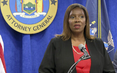 Letitia James, Procureure générale de l’État de New York, prend la parole lors d’une conférence de presse, le 3 août 2021, à New York (Crédit : AP Photo/Ted Shaffrey)