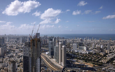 Vue générale du centre de Tel Aviv, Israël, le jeudi 2 décembre 2021. (Crédit : AP/Oded Balilty)