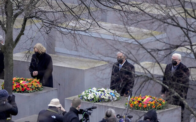 Le président de la Knesset, Mickey Levy, au centre, le président allemand, Frank-Walter Steinmeier, à droite, et le président du Parlement, Baerbel Bas, assistent à une cérémonie de dépôt de gerbe au Mémorial des Juifs assassinés d'Europe à l'occasion de la Journée internationale de commémoration de la Shoah, à Berlin, en Allemagne, le 27 janvier 2022. (Crédit: AP Photo/Markus Schreiber)