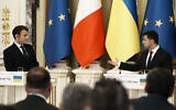 Le président ukrainien Volodymyr Zelensky et le président français Emmanuel Macron lors d'une conférence de presse conjointe le 8 février 2022 à Kiev, en Ukraine. (Crédit : AP Photo/Thibault Camus, POOL)