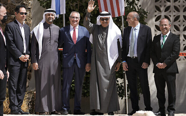 Le ministre des Affaires étrangères de Bahreïn, Abdullatif al-Zayani, salue les photographes suite au sommet du Negev organisé au Kibbutz Sde Boker, dans le sud d'Israël, le 28 mars 2022. (Crédit : AP Photo/Tsafrir Abayov)