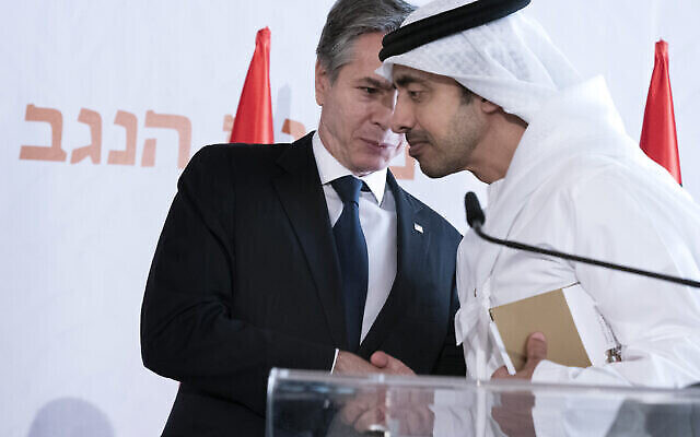 Après la réunion du Sommet du Neguev, le Secrétaire d’État américain, Antony Blinken, s’entretient avec le ministre des Affaires étrangères des Émirats arabes unis, Sheikh Abdullah bin Zayed Al Nahyan, le lundi 28 mars 2022, à Sde Boker, en Israël. (Crédit : AP Photo/Jacquelyn Martin, Pool)