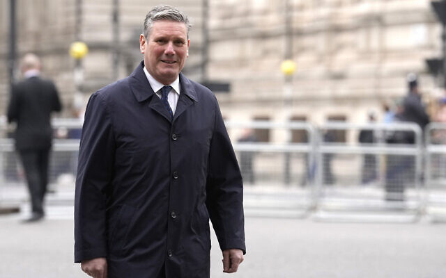 Le leader du parti travailliste britannique Keir Starmer arrive pour assister au dernier hommage du Prince Philip, Duc d'Edimbourg, à l'Abbaye de Westminster à Londres, le 29 mars 2022. (Crédit: AP Photo/Matt Dunham)