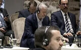 Dans cette image tirée d'une vidéo fournie par la présidence turque, le Russe Roman Abramovich, au centre, écoute le président turc Recep Tayyip Erdogan pendant la réunion des délégations russe et ukrainienne pour des pourparlers à Istanbul, en Turquie, le 29 mars 2022. (Crédit ; Présidence turque via AP)