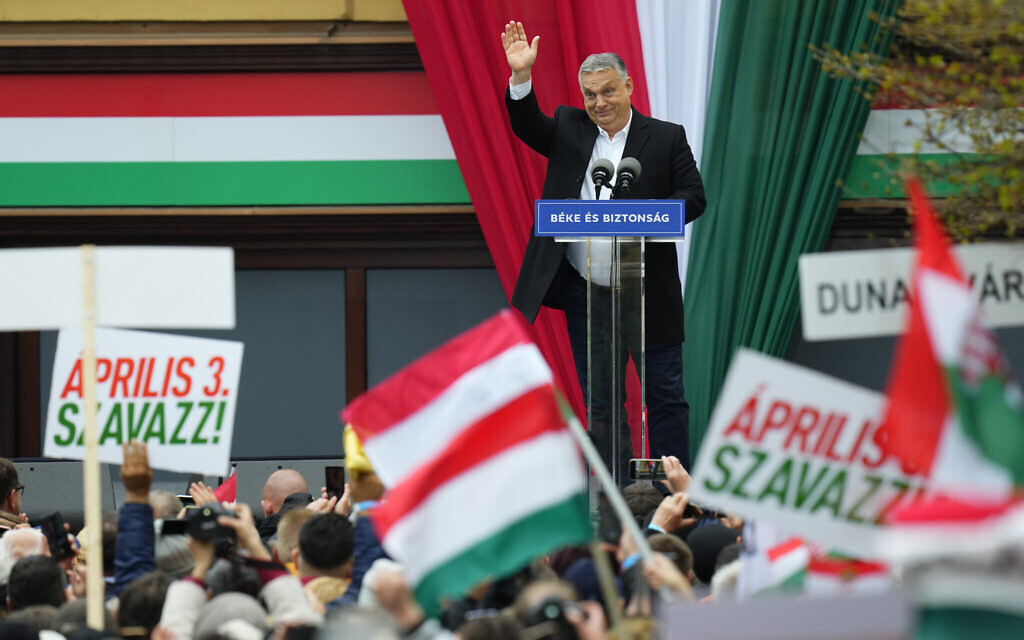 Le Premier ministre Viktor Orban salue ses partisans avant un discours lors du dernier rassemblement électoral de sa campagne avant l'élection de dimanche à Szekesfehervar, en Hongrie, le 1er avril 2022. (Crédit : AP Photo/Petr David Josek) Le Premier ministre Viktor Orban salue ses partisans avant un discours lors du dernier rassemblement électoral de sa campagne avant l'élection de dimanche à Szekesfehervar, en Hongrie, le 1er avril 2022. (Crédit : AP Photo/Petr David Josek)