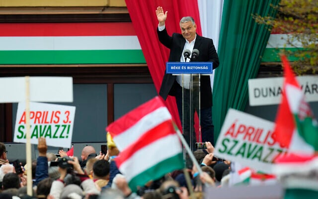 Le Premier ministre Viktor Orban salue ses partisans avant un discours lors du dernier rassemblement électoral de sa campagne avant l'élection de dimanche à Szekesfehervar, en Hongrie, le 1er avril 2022. (Crédit : AP Photo/Petr David Josek)