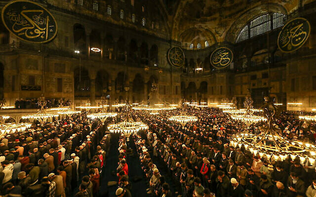 Des fidèles musulmans effectuent une prière nocturne appelée "tarawih" à la veille du premier jour du mois de jeûne musulman du Ramadan en Turquie, à la mosquée Hagia Sophia à Istanbul, en Turquie, vendredi 1er avril 2022. (Crédit : AP Photo/Emrah Gurel)