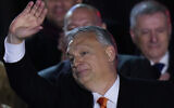 Le Premier ministre hongrois Viktor Orban salue ses partisans lors d'un meeting électoral à Budapest, en Hongrie, le dimanche 3 avril 2022. (Crédit : AP Photo/Petr David Josek)