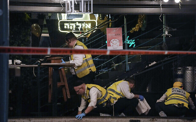 Des membres de l'équipe israélienne de sauvetage et de récupération de Zaka nettoient le sang du site d'une fusillade à Tel Aviv, Israël, le jeudi 7 avril 2022. (Crédit: Photo/Ariel Schalit) Des membres de l'équipe israélienne de sauvetage et de récupération de Zaka nettoient le sang du site d'une fusillade à Tel Aviv, Israël, le jeudi 7 avril 2022. (Crédit: Photo/Ariel Schalit)