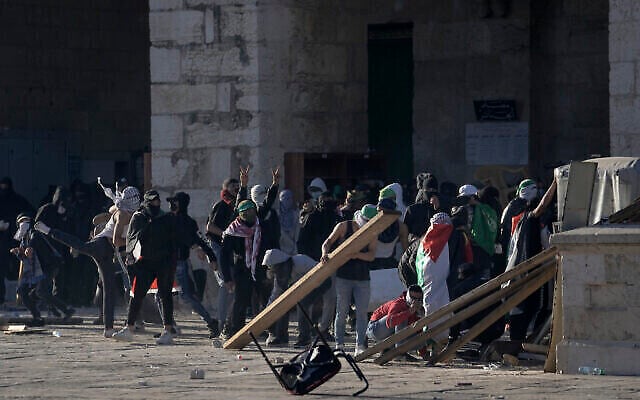 Des Palestiniens se heurtent aux forces israéliennes à la mosquée al-Aqsa, sur le mont du Temple, dans la Vieille Ville de Jérusalem, le 15 avril 2022. (Crédit : AP Photo/Mahmoud Illean) Des Palestiniens se heurtent aux forces israéliennes à la mosquée al-Aqsa, sur le mont du Temple, dans la Vieille Ville de Jérusalem, le 15 avril 2022. (Crédit : AP Photo/Mahmoud Illean)